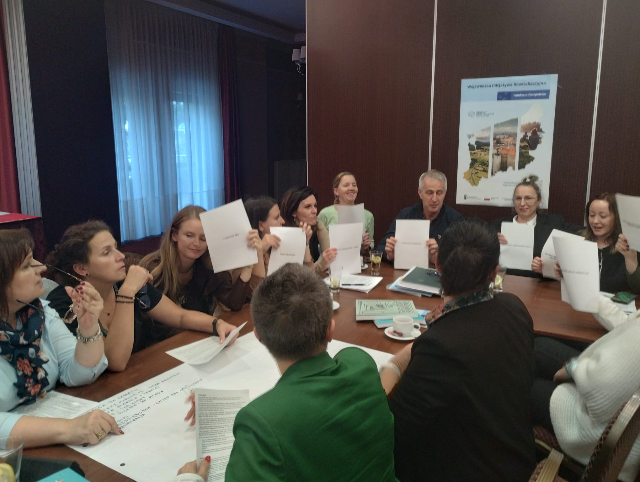 uczestnicy szkolenia podczas wykonują zadanie warsztatowe