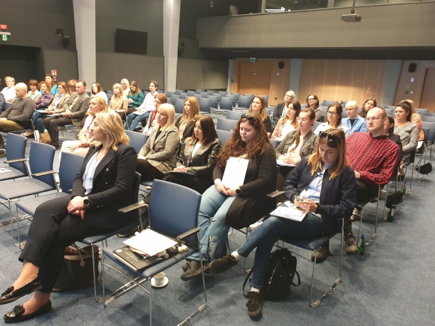 uczestnicy szkolenia na sali