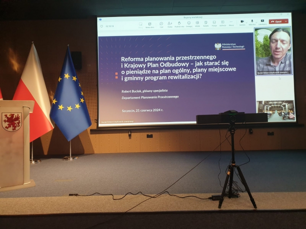 ekran na którym wyświetlana jest prezentacja przedstawiciela MRiT 