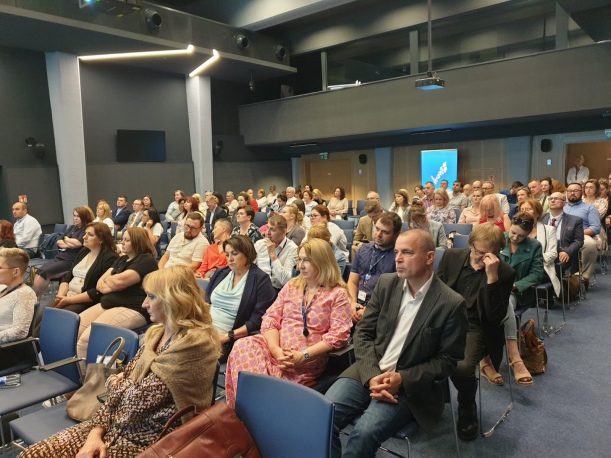 uczestnicy spotkania siedzą na sali 