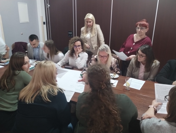 uczestnicy spotkania wykonują zadanie warsztatowe 