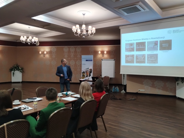 uczestnicy spotkania siedzą w sali 