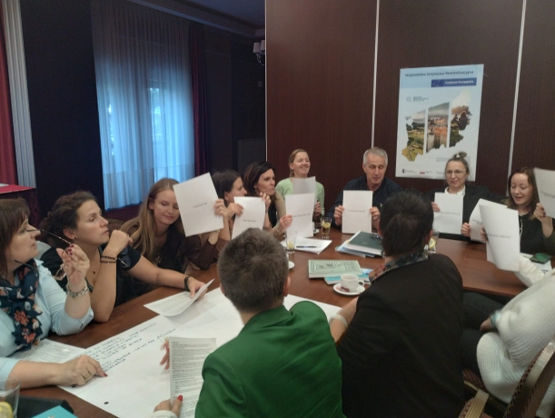 uczestnicy szkolenia podczas wykonują zadanie warsztatowe