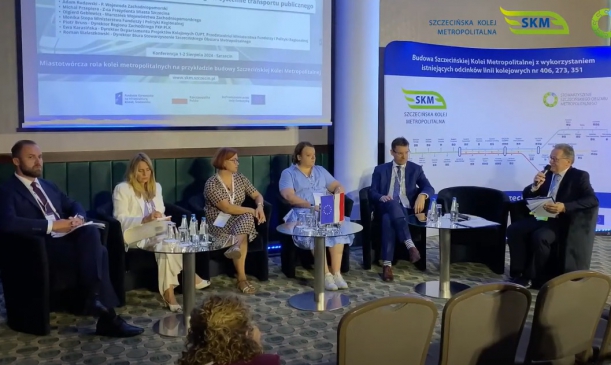 eksperci biorący udział w panelu dyskusyjnym podczas konferencji 