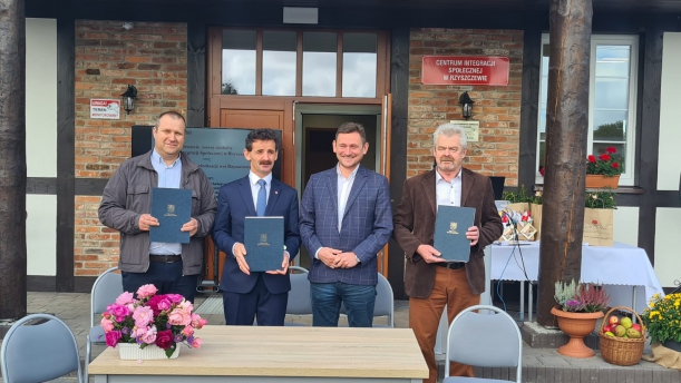 Goście uroczystego podsumowania rewitalizacji w Rzyszczewie koło Sławna. 