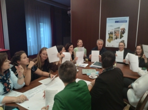 uczestnicy szkolenia podczas wykonują zadanie warsztatowe